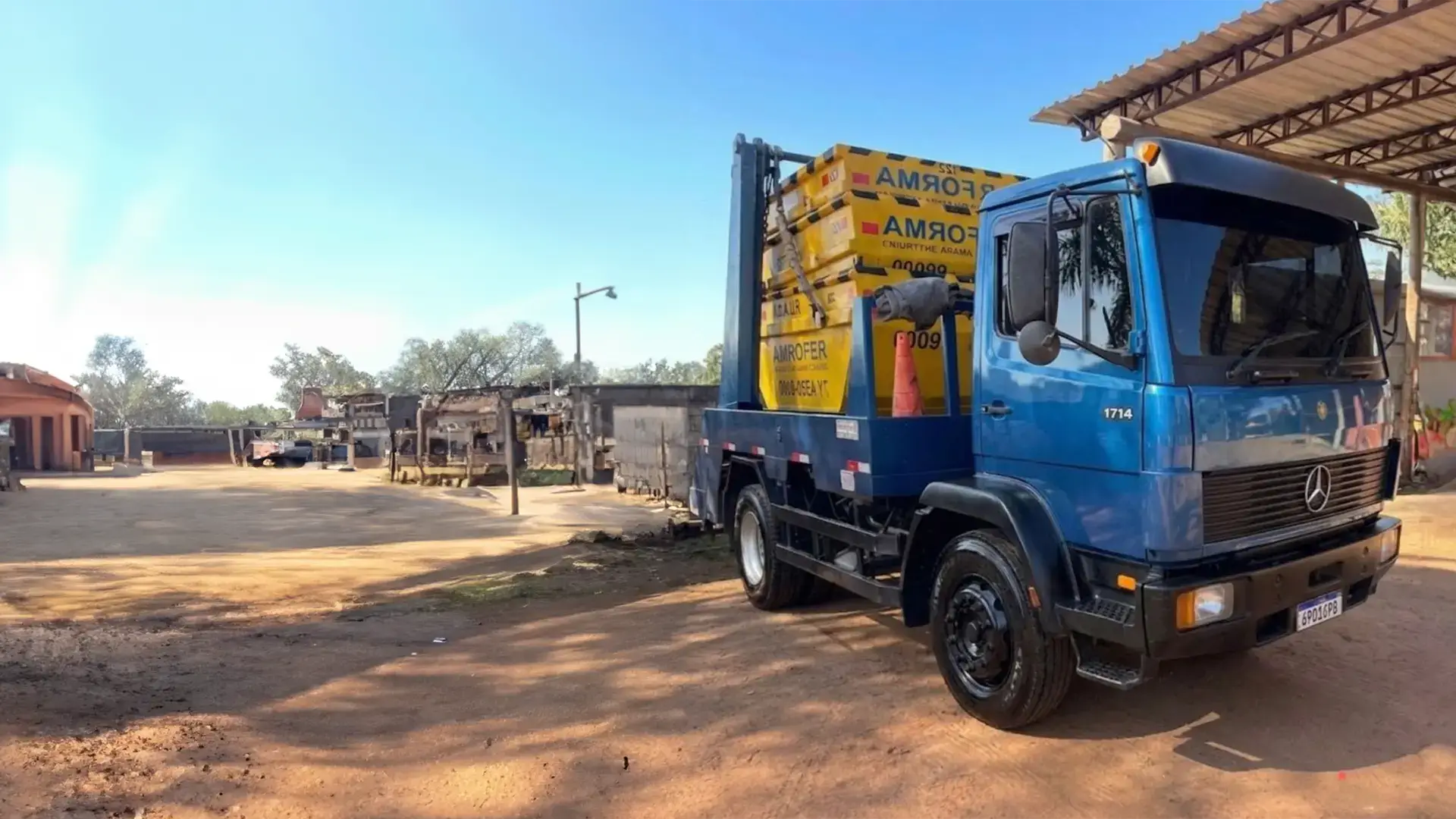 Caminhão da Reforma Entulho entregando caçamba em obra em Jundiaí